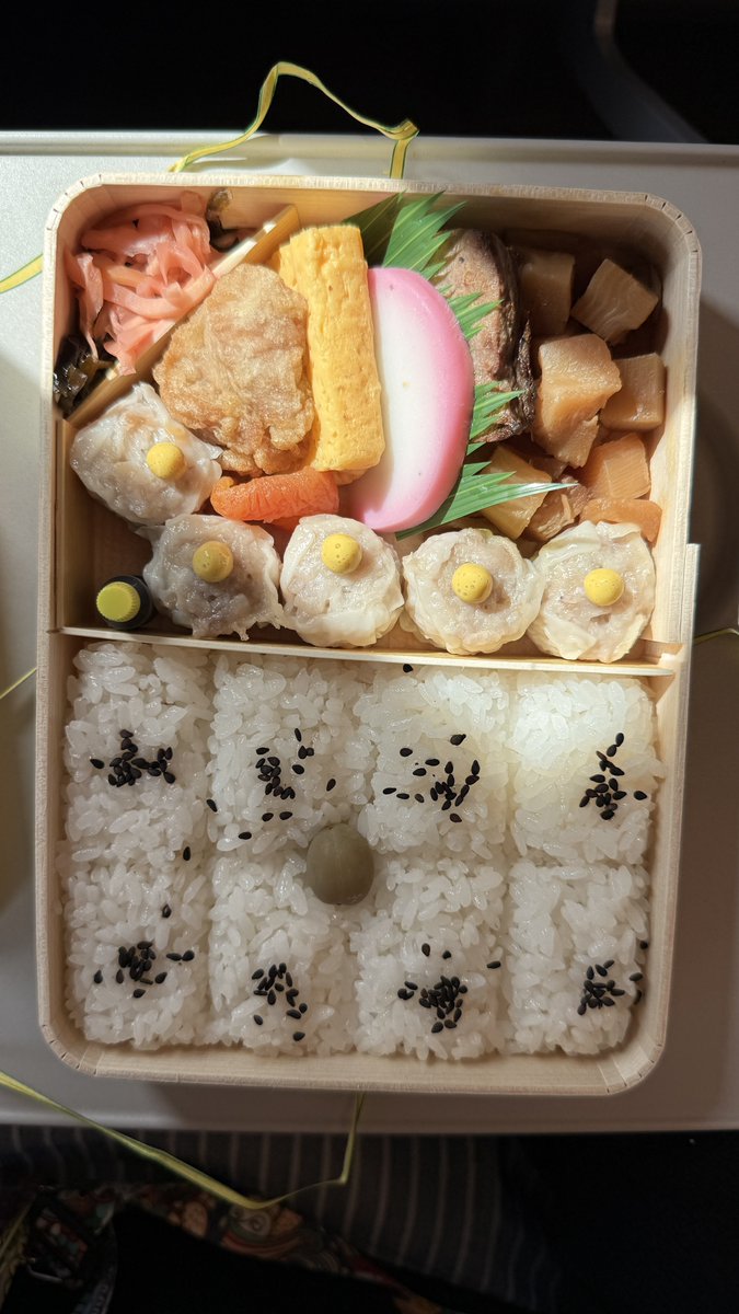yohe_bigman's tweet photo. 🍱27.28
三重で食すシウマイ弁当と
京都へ向かうシウマイ弁当です
#崎陽軒 #シウマイ弁当 #カラシング #旅するシウマイ弁当 https://t.co/Jbl52rQ0Zy