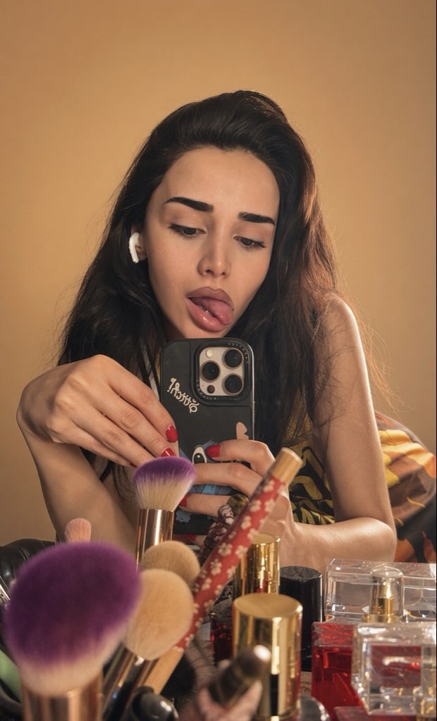 effyrenhart's tweet photo. pretty face, empty pockets for youu.
send tribute or stay broke, princess’s orders 😌😌 https://t.co/hxImoZKR6c