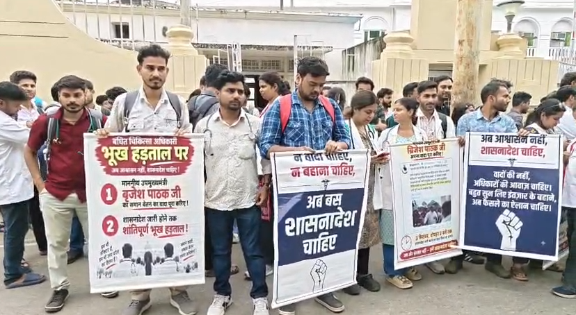 bstvlive's tweet photo. लखनऊ
➡️बॉन्डेड MBBS डॉक्टर पहुंचे विधानसभा
➡️MBBS डॉक्टर्स के बराबर वेतन की मांग
➡️मेडिकल कॉलेज के बराबर वेतन की मांग
➡️2000 बॉन्डेड डॉक्टर्स CHC-PHC में तैनात
➡️मेडिकल कॉलेज में डॉक्टर्स को मिलता है 1.10 लाख
➡️बॉन्डेड डॉक्टर्स भी समान वेतन मांग रहे हैं
#Lucknow #MBBS https://t.co/lzsNuZOeON