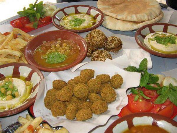 KarimAkramovic's tweet photo. Freitagmorgen in #Gaza?🤔

Knusprige #Falafel, frisches Brot und #Hummus am Tisch!

Guten Morgen #Gaza 🍉
Guten Morgen 🙋🏾‍♀️🙋🏽‍♂️☕️☀️

#GutenMorgenGaza #Palestine #Palästina https://t.co/MnJ3OxwVaS