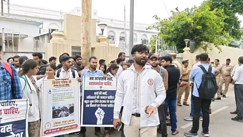 bstvlive's tweet photo. लखनऊ
➡️बॉन्डेड MBBS डॉक्टर पहुंचे विधानसभा
➡️MBBS डॉक्टर्स के बराबर वेतन की मांग
➡️मेडिकल कॉलेज के बराबर वेतन की मांग
➡️2000 बॉन्डेड डॉक्टर्स CHC-PHC में तैनात
➡️मेडिकल कॉलेज में डॉक्टर्स को मिलता है 1.10 लाख
➡️बॉन्डेड डॉक्टर्स भी समान वेतन मांग रहे हैं
#Lucknow #MBBS https://t.co/lzsNuZOeON