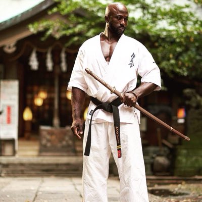 KengsongPatrick's tweet photo. 自分はサムライとおもてません。サムライの生き方憧れてるだけ！そしてゴリゴリ外国人だけど日本25年間お世話になってます🙏🏿
移民問題について口出したのは20前の日本暮らしやすかった。俺言ってる事は普通な事。ゲストだから日本のルールや生き方に合わせるのが当然だと思います。以上 https://t.co/32dqm3Sg6S