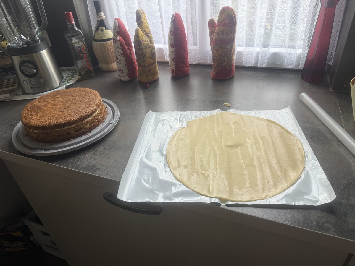 Senfti47's tweet photo. @schweizok2 Ich backe gerade eine Marzipan-Nuss-Torte fürs morgige Familientreffen- genießt jeden Moment so wie wir, wenn mal alle endlich wieder zusammen sind 🙏 https://t.co/eQ5JAiw0xD