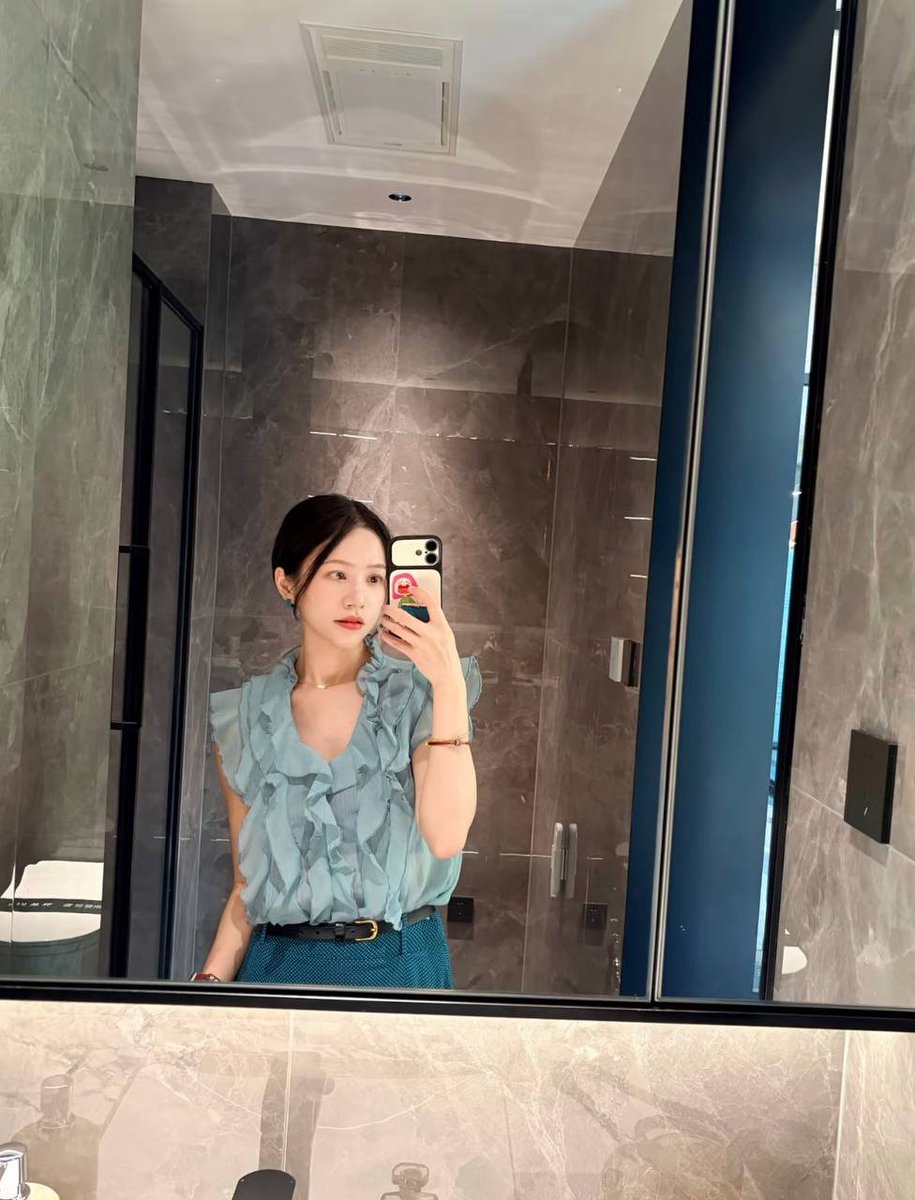3rdNswer's tweet photo. 我已经三十几了，对很多人和事都没有期待了，在我的人生里，我悟出来的最有用的道理就是，不要对任何人和事抱有期待。虽然偶尔还会范这种错误，但期待值已经逐渐降低，所以这个年纪真的很难再去恋爱了，还是会有人问我为什么不谈恋爱、不结婚，因为我既处理不好亲密关系，所以还是简单的关系适合我 https://t.co/VKMzBZ1FxI
