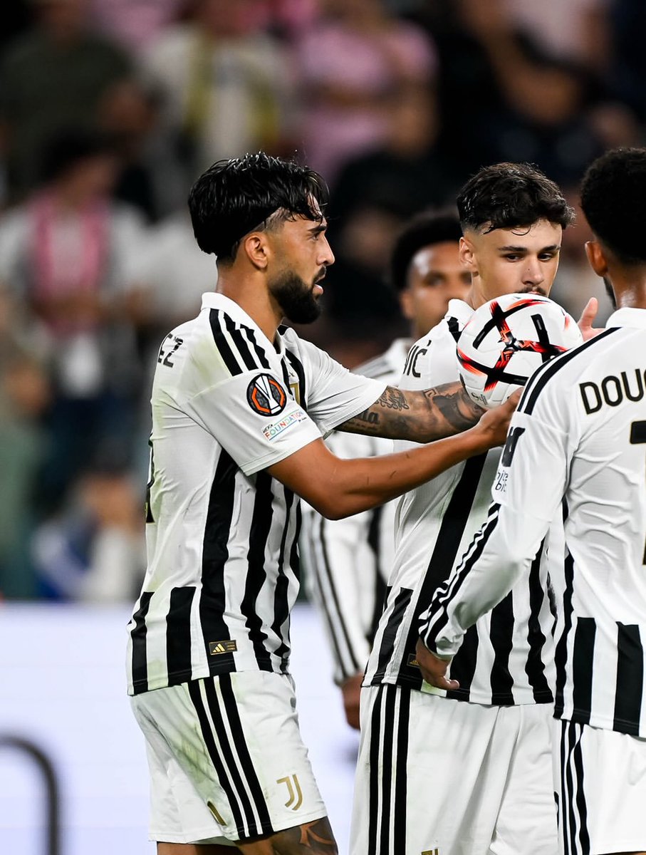 JCIndonesia's tweet photo. Nico: Nick ambil penaltinya
Nick: Gue?

Momen Nico Gonzalez ngasih bola ke Nick setelah dirinya dijatuhkan di area kotak penalti. 

Nick sukses ambil penalti. Nico baik bener, doi kembali ke Juventus disaat yang tepat. https://t.co/Yd3IYLDFPO