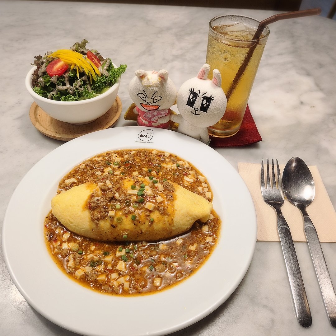 subaldayo's tweet photo. 私の好きなオムライス屋さん「 OMU」🥚

ランチだと200バーツなどするオムライスが119バーツ++から食べられて幸せ✨️

今日は「麻婆豆腐オムライス」にしてみた

不思議な組み合わせだけど美味しかったです😋

麻婆豆腐の奥にそっとタイを感じた🇹🇭 https://t.co/7GnXVfAEA1