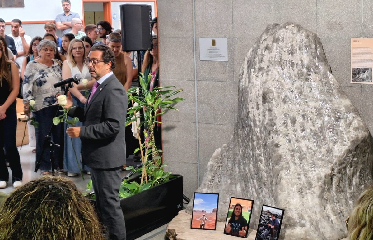 COLGEOCAT's tweet photo. La presidenta i vicepresident del Colgeocat varen assistir a l’emotiu acte d’homenatge a Vito Pineda i inauguració del curs acadèmic 2026-2027 de la Facultat de Ciències de la Terra, que va tenir lloc aquest dimecres 16 de setembre. https://t.co/Lt4WClM6Mx