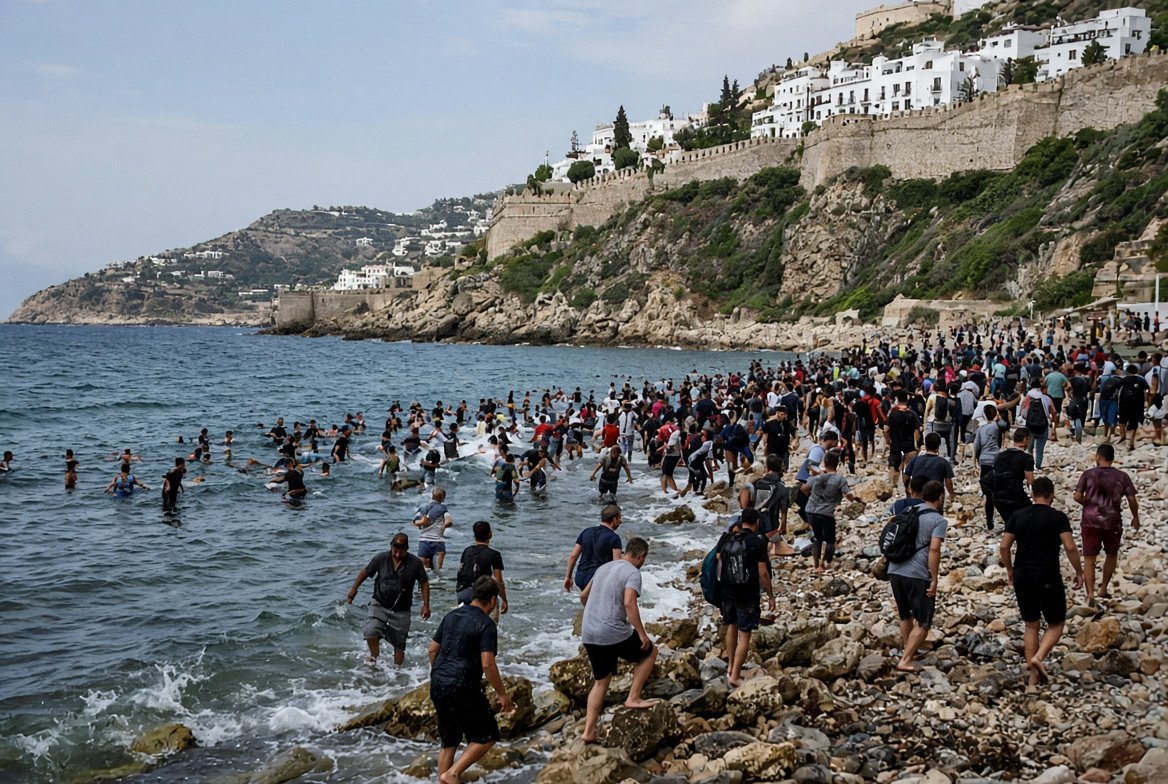 MinervaRevista_'s tweet photo. Em Julho de 2026, cerca de 72 mil pessoas entraram irregularmente em Ceuta. Partidos de direita chamaram-lhe “invasão” patrocinada por Marrocos. O texto sustenta que o episódio é mais complexo — redes sociais, decisão judicial espanhola e política de Sánchez — e que Marrocos coopera no controlo migratório. Defender fronteiras não exige transformar um vizinho estratégico em inimigo. https://t.co/tnGfLtp3QA