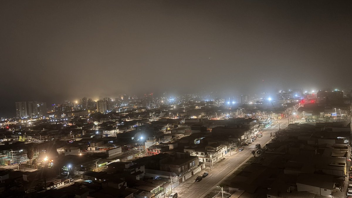 danitavinet's tweet photo. Iquique tormenta de arena https://t.co/pTEucQa3tB