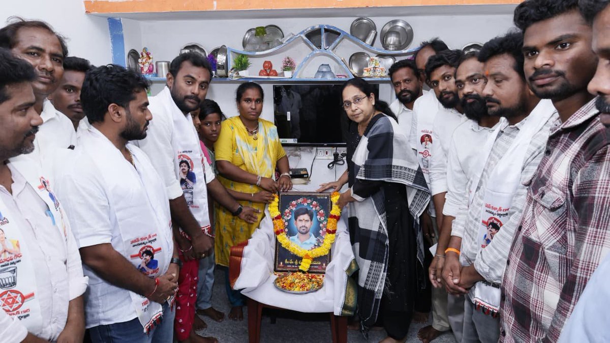 JanaSenaParty's tweet photo. ప్రమాదవశాత్తూ మరణించిన జనసైనికుల కుటుంబాలకు బీమా చెక్కులు అందజేసిన జనసేన పార్టీ

వివిధ ప్రమాదాల్లో ప్రాణాలు కోల్పోయిన 5 మంది జనసేన పార్టీ క్రియాశీలక జనసైనికుల కుటుంబాలకు, జనసేన పార్టీ అధినేత శ్రీ పవన్ కళ్యాణ్ గారి ఆదేశాల మేరకు, జనసేన తరపున ₹5 లక్షల చొప్పున బీమా చెక్కులను జనసైనికుల కుటుంబ సభ్యులు స్థానిక జనసేన సాధక్స్ చేతుల మీదుగా, స్థానిక నాయకుల సమక్షంలో అందుకున్నారు. పాడేరు నియోజకవర్గానికి చెందిన కంచాల హరికృష్ణ, మాచర్లకు చెందిన శీలం శ్రీను, గురజాలకు చెందిన రోళ్ళ ప్రసాద్, నెల్లిమర్లకు చెందిన చందాక రమణ, కళ్యాణదుర్గానికి చెందిన మొండి అరుణ్ కుమార్ కుటుంబ సభ్యులకు చెక్కులను అందజేశారు.

#JSPUdyamiMembership