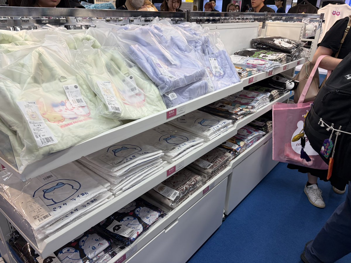 chiikawa_jiro's tweet photo. ちいかわ 池袋南改札ポップアップ
商品ラインナップこんな感じ
写真リプ欄に続く

久しぶりに映画関連グッズに遭遇
光るセイレーンキーホルダーとプカプカゼンマイフィギュアはもうなくなったそうです
人魚マスコット、人魚のうろこはまだまだありました

欲しかったセイレーンパーカーは見つからず…
昨日のちいマ再販逃したのを未だに悔やんでいます…

#ちいかわ
#ちい活
#POPUP
#池袋南改札