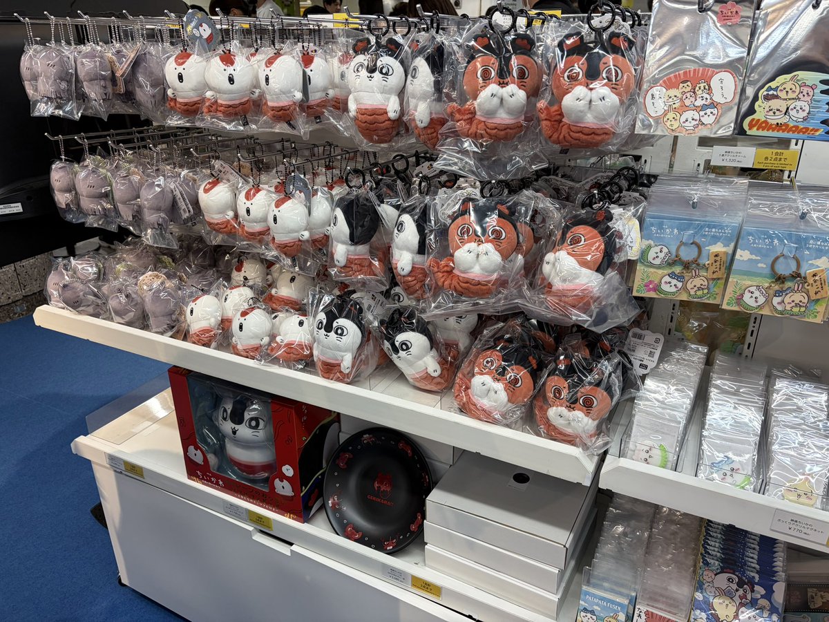 chiikawa_jiro's tweet photo. ちいかわ 池袋南改札ポップアップ
商品ラインナップこんな感じ
写真リプ欄に続く

久しぶりに映画関連グッズに遭遇
光るセイレーンキーホルダーとプカプカゼンマイフィギュアはもうなくなったそうです
人魚マスコット、人魚のうろこはまだまだありました

欲しかったセイレーンパーカーは見つからず…
昨日のちいマ再販逃したのを未だに悔やんでいます…

#ちいかわ
#ちい活
#POPUP
#池袋南改札