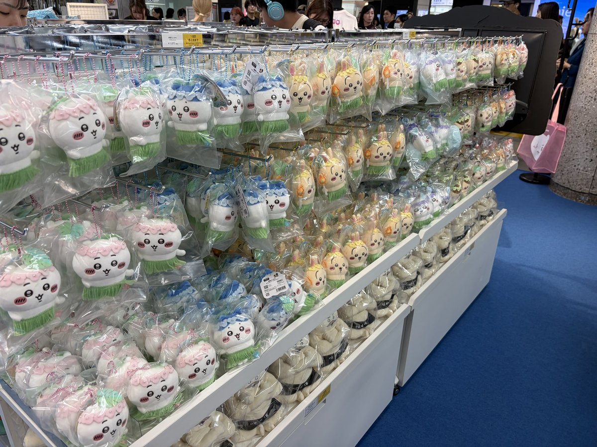 chiikawa_jiro's tweet photo. ちいかわ 池袋南改札ポップアップ
商品ラインナップこんな感じ
写真リプ欄に続く

久しぶりに映画関連グッズに遭遇
光るセイレーンキーホルダーとプカプカゼンマイフィギュアはもうなくなったそうです
人魚マスコット、人魚のうろこはまだまだありました

欲しかったセイレーンパーカーは見つからず…
昨日のちいマ再販逃したのを未だに悔やんでいます…

#ちいかわ
#ちい活
#POPUP
#池袋南改札