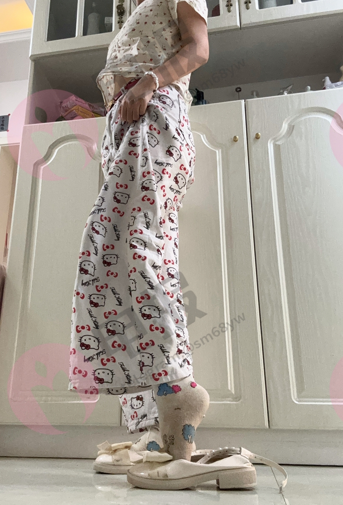 injk66's tweet photo. 穿着kitty猫牛仔裤和粉蓝色大耳狗棉袜，啃原味牛肉干。准备把香蕉和苹果🍎都塞包里面，拎着清酒🍶头上别着刚采的小野花~🌹出去秋游啦！ https://t.co/99ZXnoEqBr