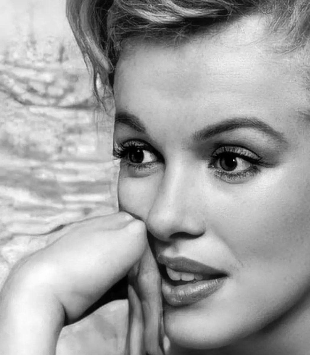 RuizVelvet92's tweet photo. Bonjour à toutes et tous, excellent vendredi et bon WE à venir auprès de vos proches ! Prenez bien soin de vous et des autres surtout ! Ici plein soleil, mais frisquet, mais c'est bien agréable ! Je vous embrasse tous #MarilynMonroe pour vous 😘😘😘🥰🫂☕️☕️☕️ https://t.co/Se1kYndnfm