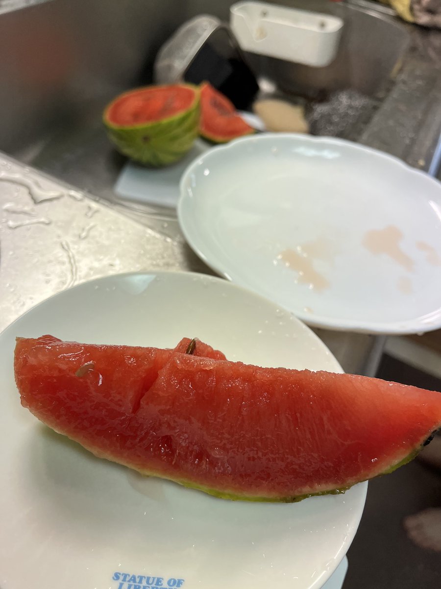 yuutaihiroto's tweet photo. 昨日買った3個で50円のスイカ。
古くなって、捨て値で処分されたもので、盗品ではありません🙇‍♂️
さっき1つ切ってみました。
腐っていれば灰色の汁が流れ出ますが大丈夫みたい😌
ひと切れ、皿に乗せて食べてみました。
とても柔らかくて、おいしいけど豆腐を食べてるみたい。
お腹が痛くならなければ、2つ目に挑戦😀