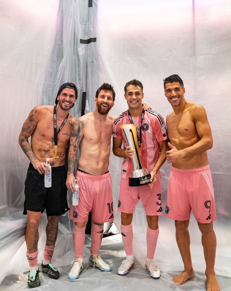 InterArg_'s tweet photo. 🐐📸 Leo en el vestuario junto a Suárez, De Paul, Galarza y Reguilón con la Campeones Cup!! 🏆 https://t.co/qx4hcfGzlp