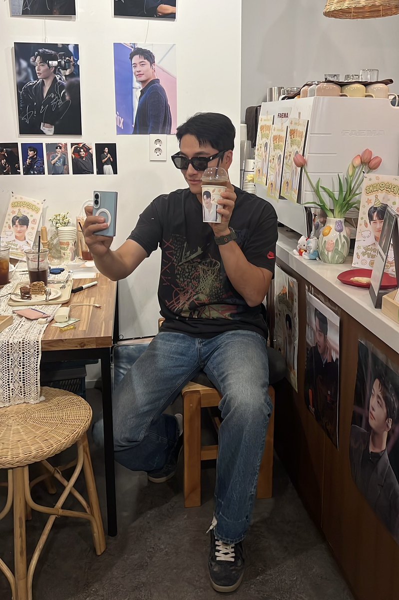 918_WHDay's tweet photo. 민우혁 배우님께서 
생일카페에 다녀가셨어요🧡

생일 너무너무 축하드립니다

#민우혁 https://t.co/PxkqFT6A2w