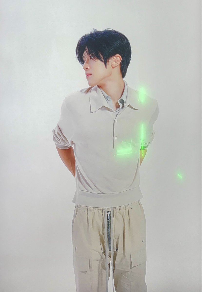kuluvy's tweet photo. 얼굴때매 못봤는데 시온넴 바��� 지퍼 뭐에요..?
전시회 개병크 https://t.co/LlXMQnfVPo