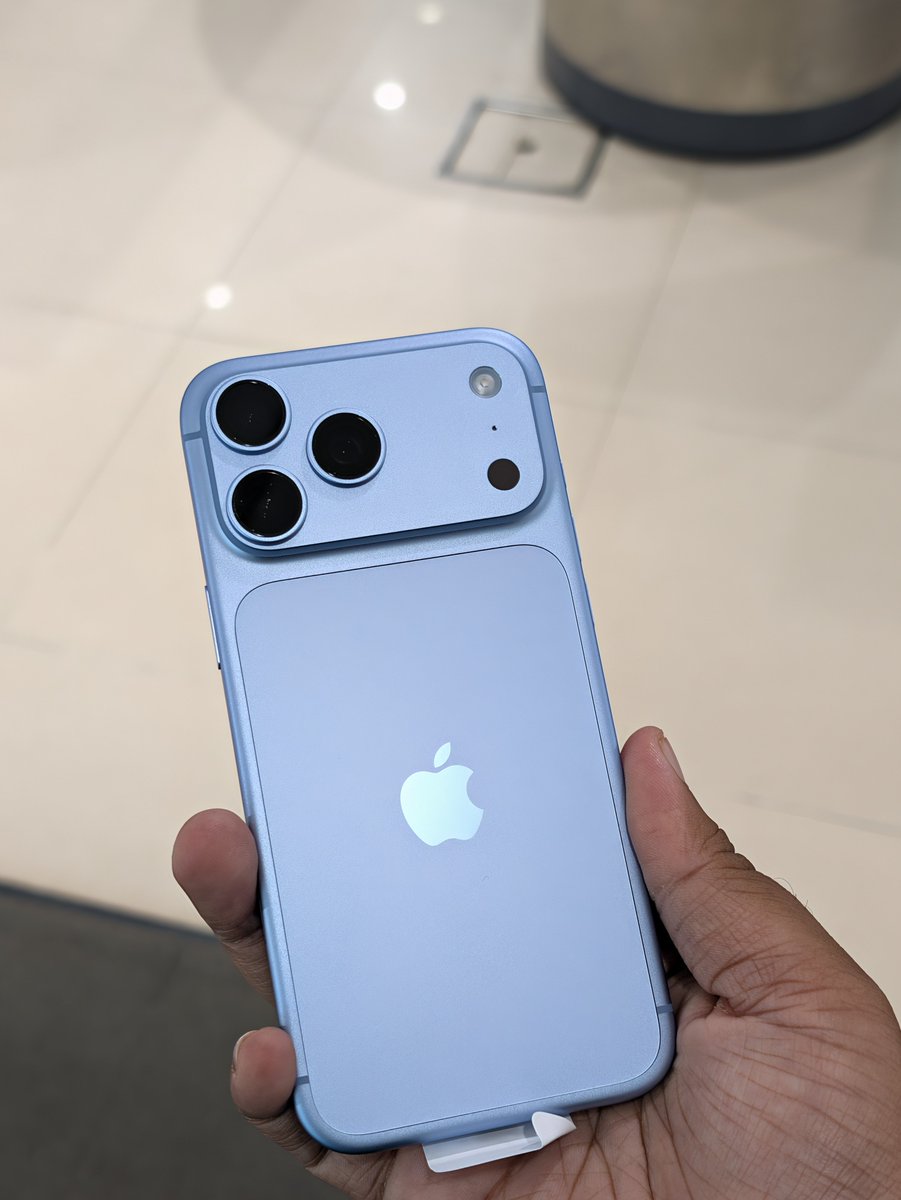 Trolling_isart's tweet photo. This is how Glacier Blue and Black look in real life. https://t.co/vn1PtnbTE0