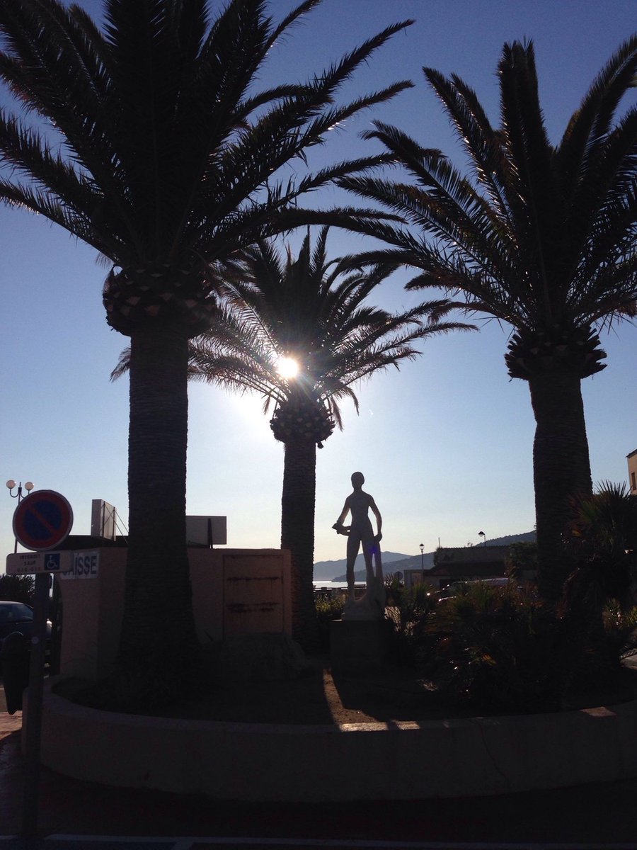 donna5anth3o7ny's tweet photo. Just spent the most magical afternoon wandering the sun-dappled lanes of a tiny coastal town—fresh baked bread, sea breeze in my hair, and no plans at all. Pure joy! https://t.co/FDwJm6Gymj