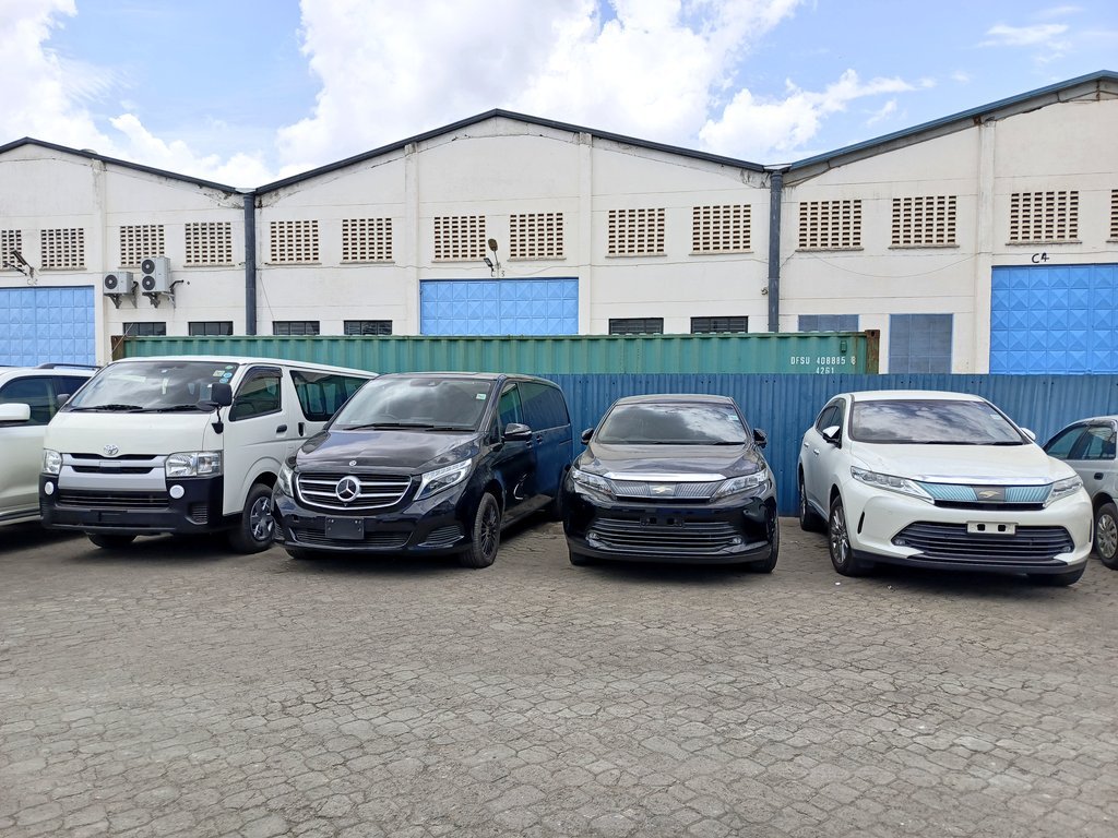 zollz's tweet photo. Watu mnaenda hiking weekend ama ma Safari, corporate staff transport, airport transfers etc mkujie magari https://t.co/IxKMfx7Y48