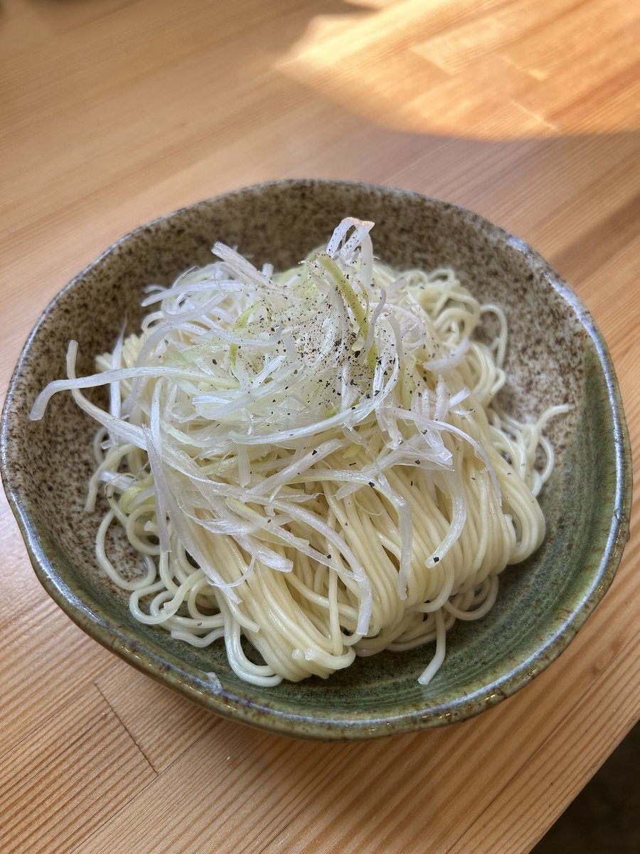 o_keiy's tweet photo. 酒屋 らっ衆🍜
📍静岡県磐田市新貝
▷新秋刀魚ポタージュらーめん

秋をすする🍜らっ衆ブラウン
今年の初秋刀魚は
ラーメンでいただきます。
まだまだ暑いけど
秋刀魚はやっぱり苦味も
含めて旨し( * ॑꒳ ॑*)✨
合間の生姜もベスト👍
替玉もペロリ😋

ご馳走様でした。

@SHO33232087 https://t.co/m0oRdnRMEz