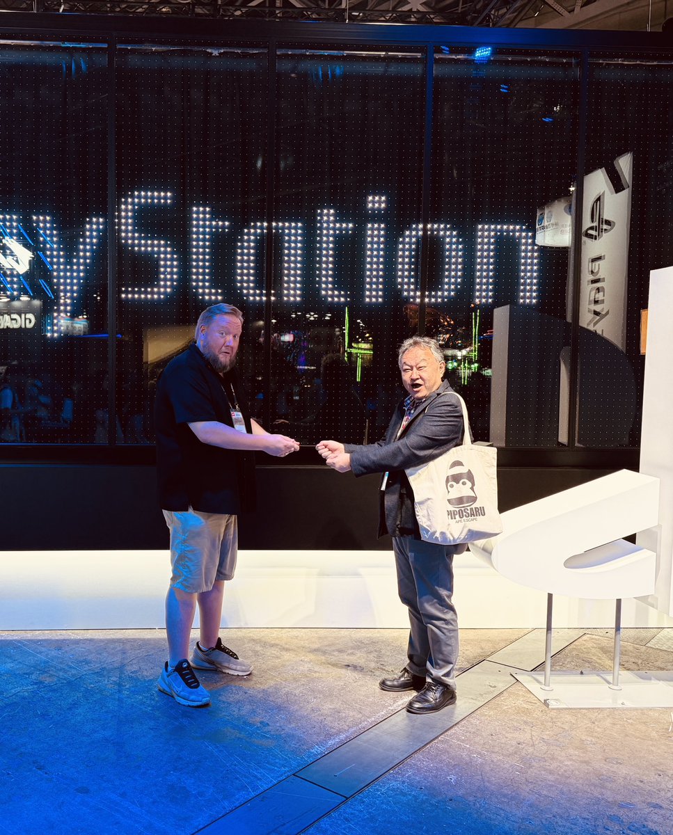 PSInsideFr's tweet photo. 2013 vs 2026 🥲

13 ans plus tard, Shuhei Yoshida recrée sur son compte Twitter sa photo iconique de l’E3 2013… sauf que cette fois, lui et son collègue ne s’échangent que du vent !

#TokyoGameShow #PlayStation https://t.co/fkJEq5yu2L