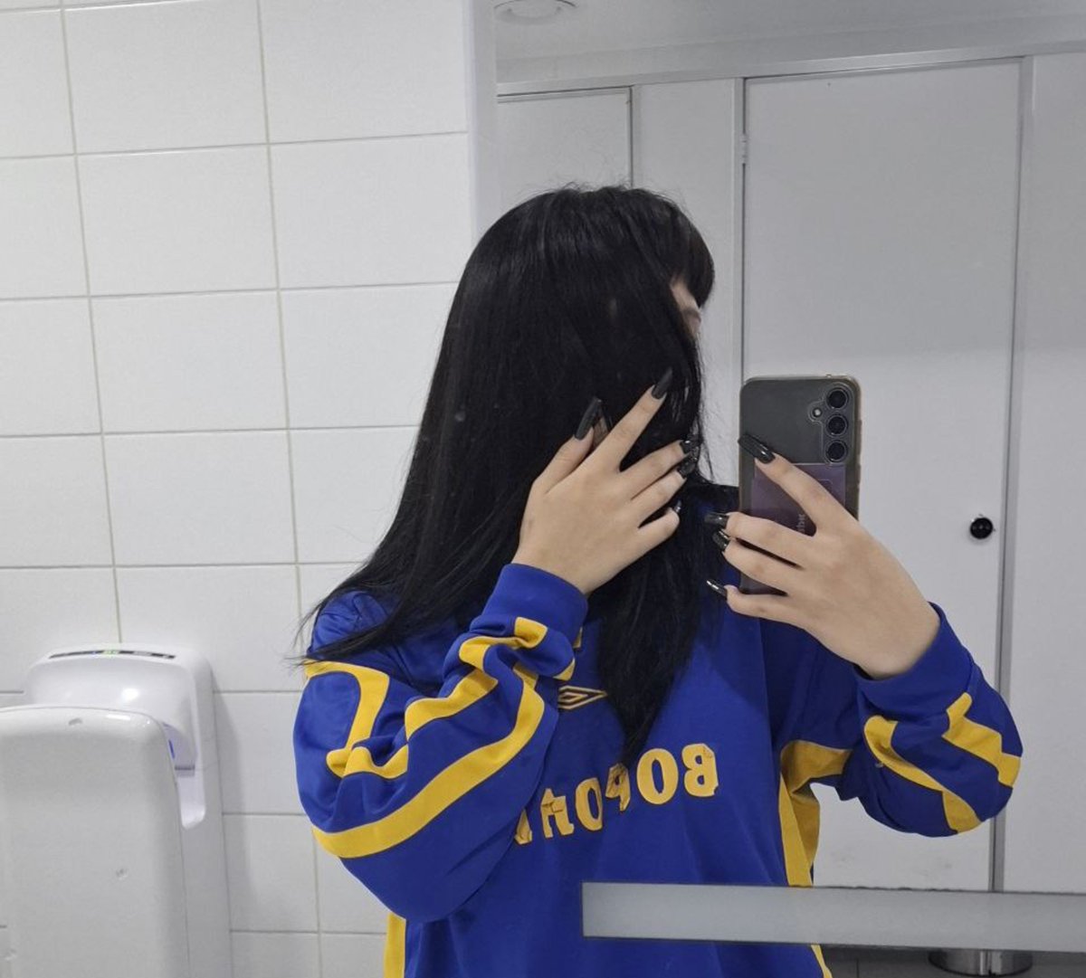 vekssuka's tweet photo. почему когда я красила свои волосы палеттом и забивала на них хуй ОНИ ВЫГЛЯДЕЛИ ТАК

а сейчас с ахуенным уходом они ахуенно уходят от меня https://t.co/kRi2WkjCXO
