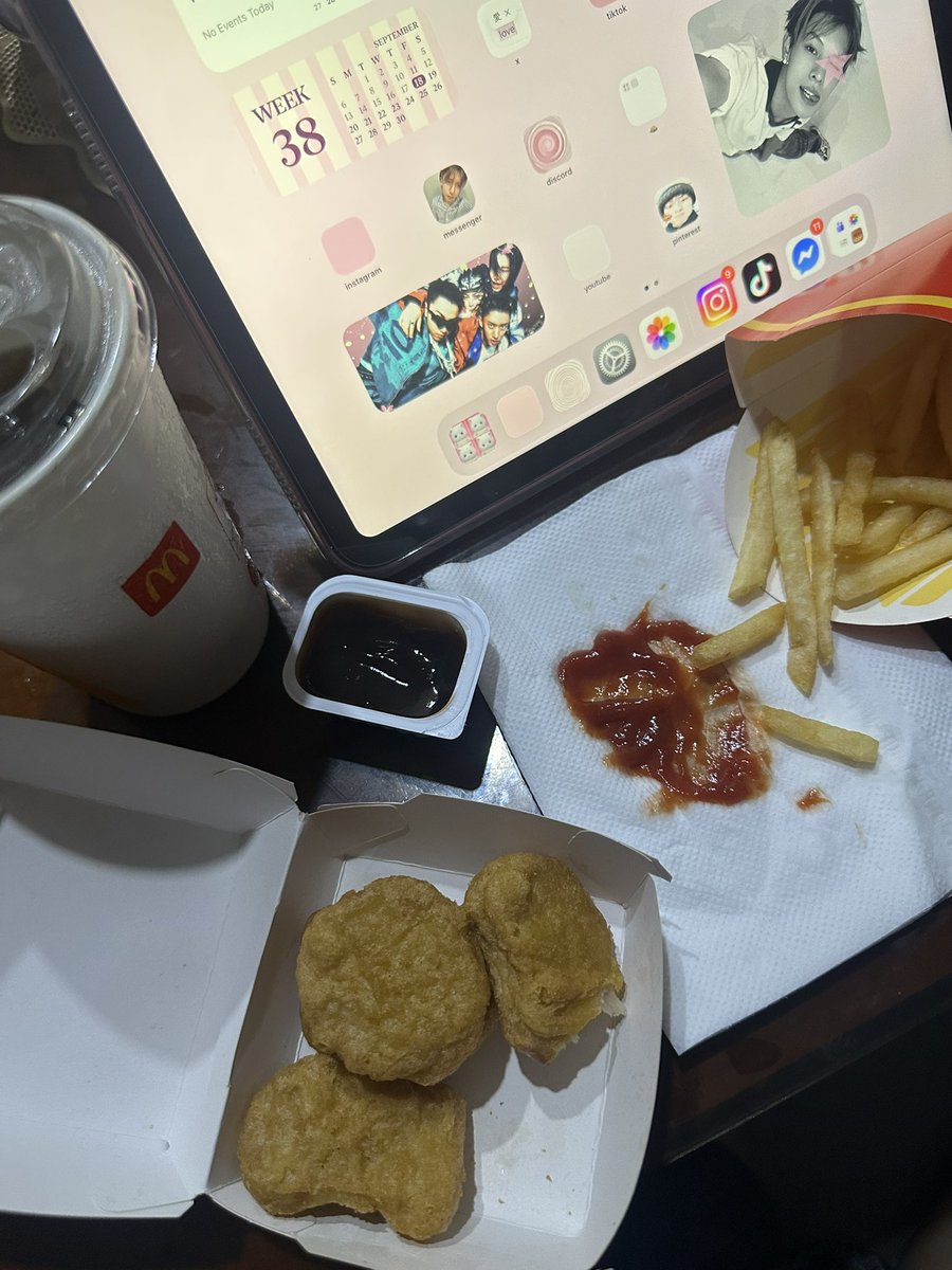 ceriscide's tweet photo. ok guys reward na talaga (di nakuha yung grades) https://t.co/CXHVLPrp9j
