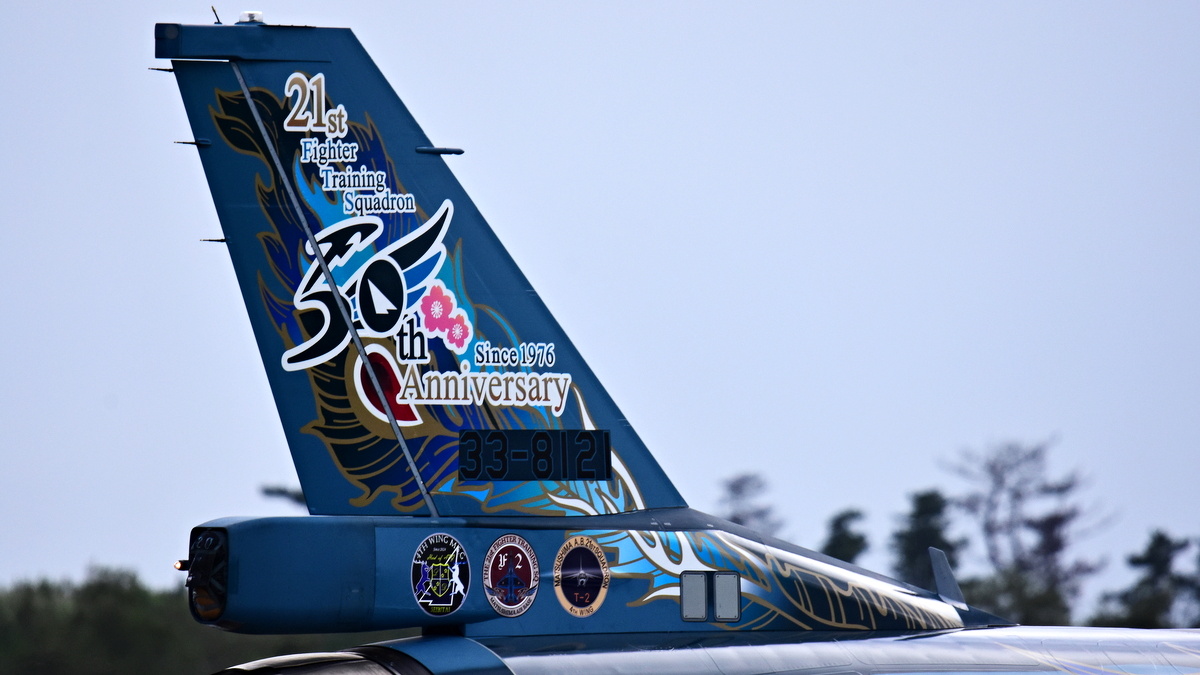 leveloi's tweet photo. 21SQ F-2B スぺマ。後席さんは、奥さんに「埼玉県民には、そこらへんの草でも食わせておけ！」と言われているのか… パイロットスーツは、赤ではなく草色でした。3rd 20260918 #松島基地 #スぺマ #第21飛行隊50周年記念 #カズレーザー https://t.co/Ba7BnpG8PU