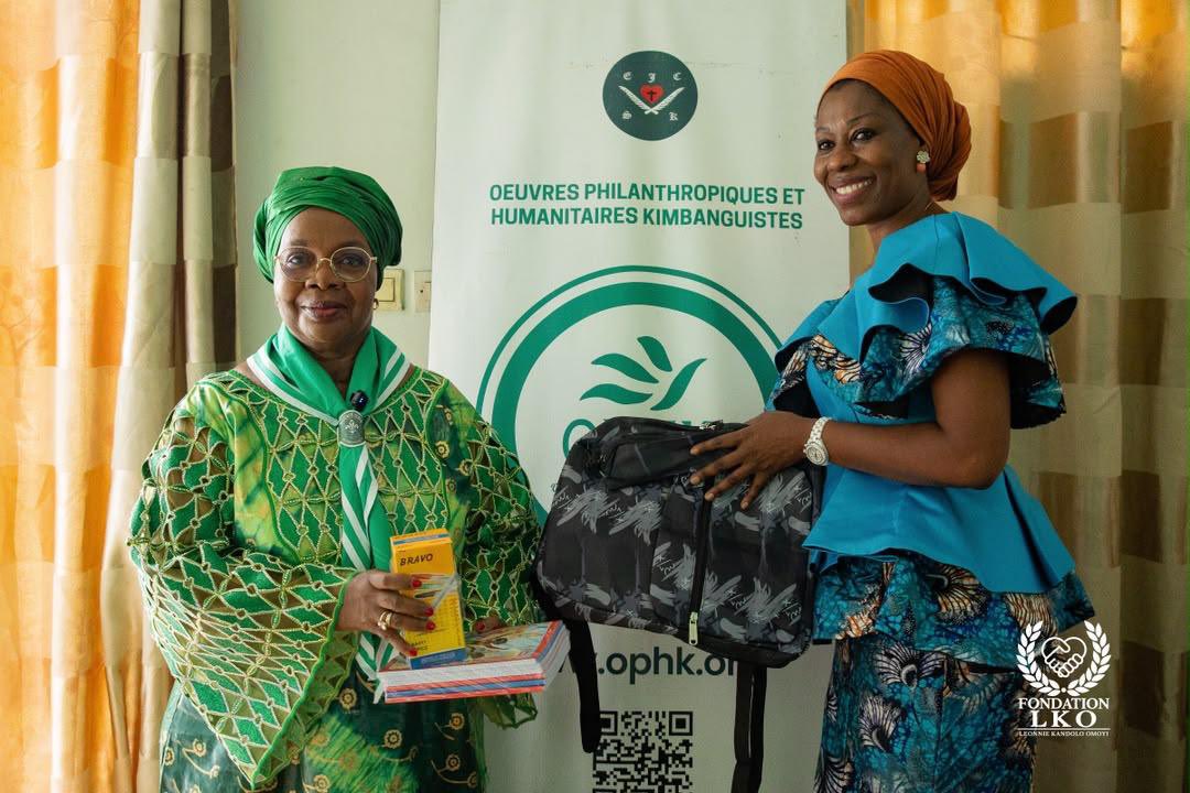strong2kin_moov's tweet photo. 📲⤵️| RENTRÉE SCOLAIRE 2026-2027 | La Fondation LKO soutient les enfants orphelins à Kasa-Vubu

À l’occasion de la rentrée scolaire 2026-2027, la Fondation LKO, dirigée par Maman Léonnie Kandolo Omoyi, a apporté son soutien aux enfants du Centre d’accueil kimbanguiste situé à Kasa-Vubu, à Kinshasa.

📚 Cahiers, sacs, stylos, crayons, lattes et gourdes ont notamment été remis aux enfants afin de les accompagner dans cette nouvelle année scolaire.

À travers cette initiative, la Fondation LKO réaffirme son engagement en faveur des enfants vulnérables. L’action devrait prochainement se poursuivre dans la province du Sankuru. 🇨🇩

#Strong2kinMoov #FondationLKO #RentréeScolaire2026 #Solidarité #EnfantsVulnérables