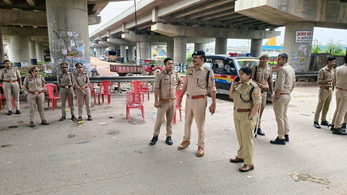 Agratraffic's tweet photo. आज दिनांक 18.09.2026 को #ADCP_Traffic श्रीमती अलका जी द्वारा कुबेरपुर कट एवं रामडा चौराहा का स्थलीय निरीक्षण किया गया।
इस दौरान उन्होंने यातायात को सुगम, सुरक्षित एवं निर्बाध बनाए रखने के लिए संबंधित अधिकारियों और कर्मचारियों को मौके पर आवश्यक दिशा-निर्देश दिए।

#RoadSafety  #TrafficUpdate
@Uppolice 
@uptrafficpolice 
@agrapolice