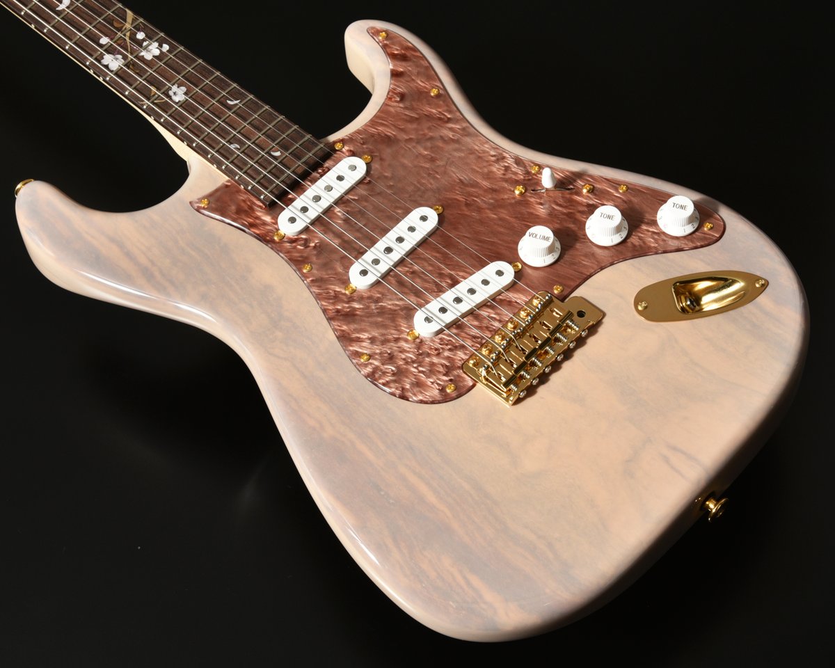 DeviserGuitars's tweet photo. 白の桜モデルが可愛すぎる・・・！！！！🌸🤍

#信州ギター祭り https://t.co/IaKwY2deMY