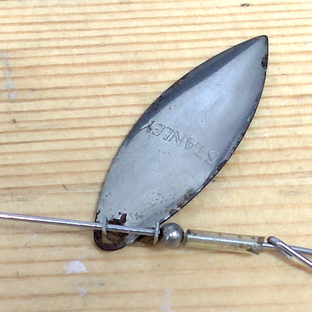 dekunobouKT's tweet photo. そういえばコレはだいぶ前に中古未使用で見付けて何度か使った物なんだけど、クレビスを軸に錆が周ってしまいました。
コレがダメと言いたいわけではなく問題なく使えているけど、古いバイブラシャフトのあるあるネタだったりするのかな？。 https://t.co/1GLMBAAGOv