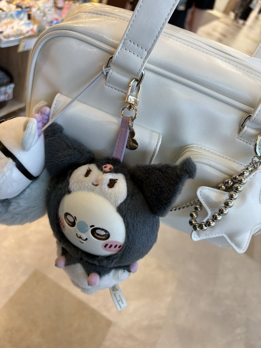 Jyaga0918's tweet photo. お兄ちゃんがカバン買ってくれた‼️アニメイトも行ってグッズ買ってきた‼️金欠だから❤️🔪くんはシールだけ🥲

@haru1219har https://t.co/C8OXCIb3Qa
