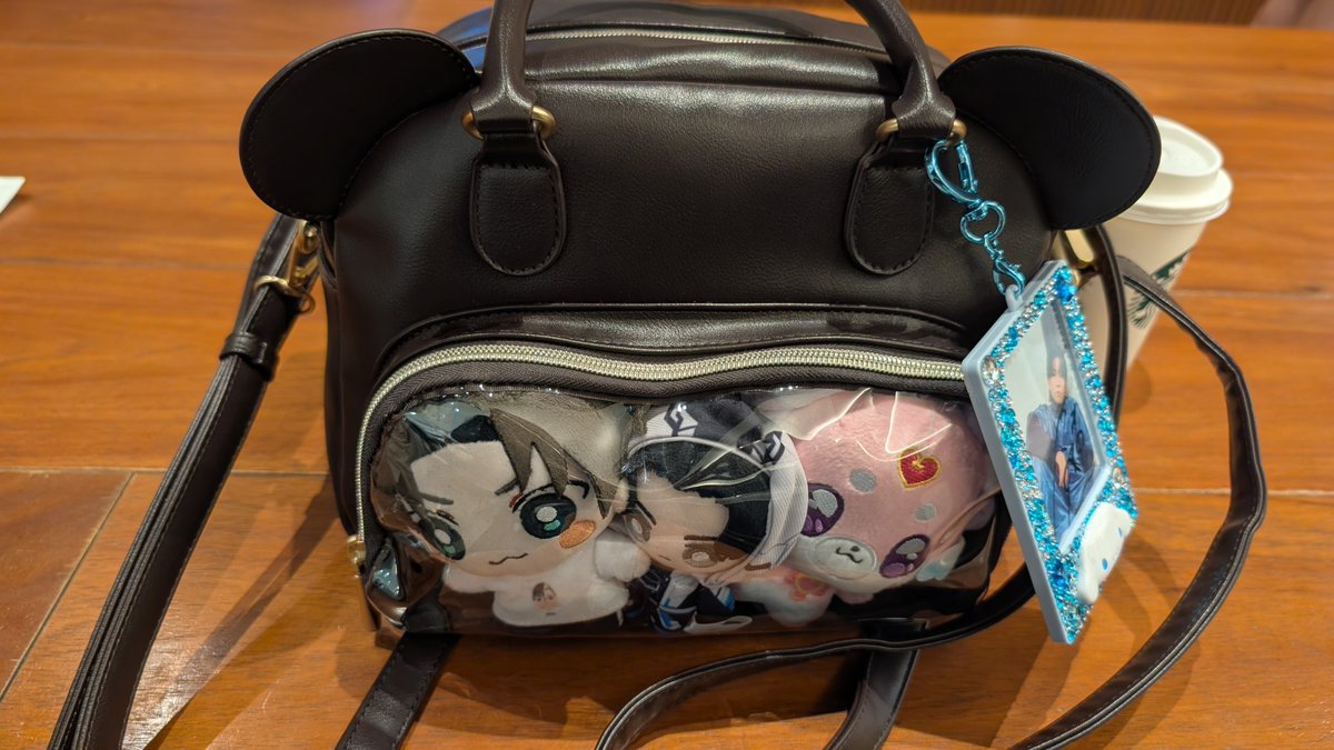 ru_tan09's tweet photo. 今日は
ポチタンのキャンディキーホルダーが3つでひけて、にゃんこのコインケース2つで出せて、Gero りんのトレカ4枚でサイン入り出して。

こんな日二度とこない。 https://t.co/CAkvpB8bf8