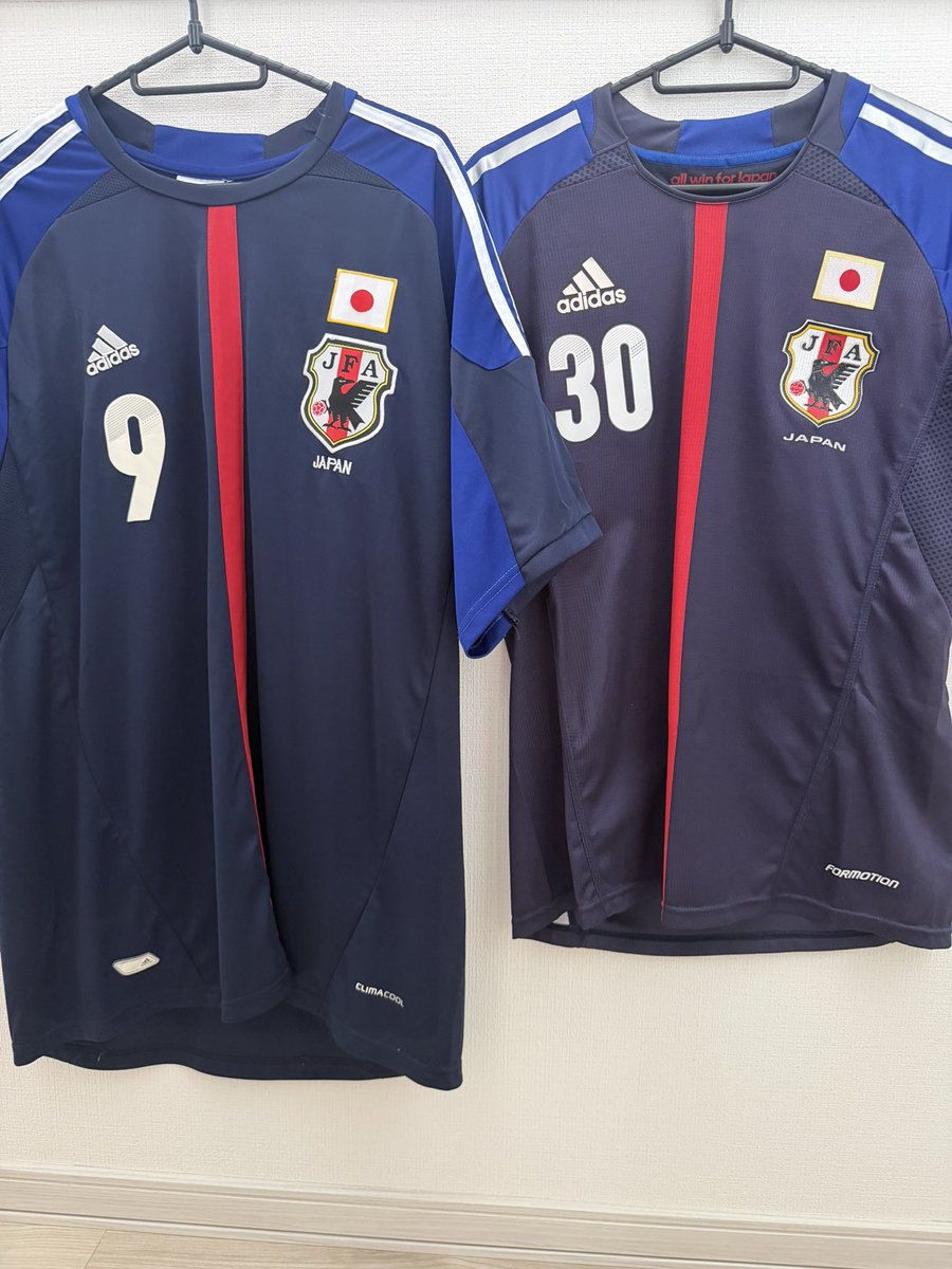 ZaikoShoji's tweet photo. 社長「2着持ち込まれたぞ」

A君「検品したところ……」

社長「まさか」

A君「本物かどうか、疑問が残るものがありました」

柿谷30番はサイン入り。
でもユニフォーム本体が怪しい。

岡崎9番も同様。

「たぶん大丈夫」では販売できません。

今回は2着とも販売見送りです🔍 https://t.co/TZfqXCv10M