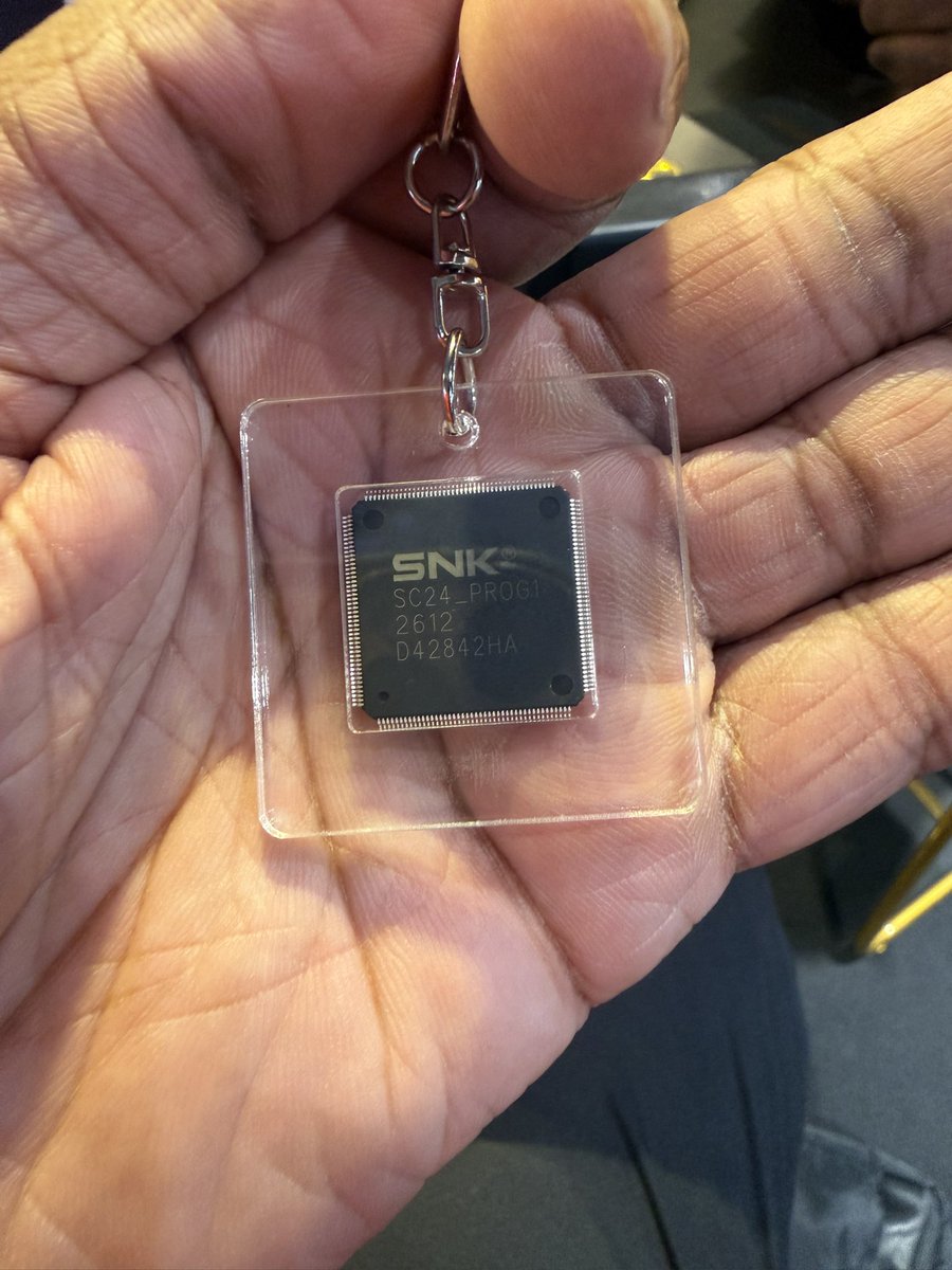 PLAION_ES's tweet photo. ¿Qué os parece este llavero? 😍

Según parece, en las bolsas de merchan del stand de Neo Geo AES+ hay un chip ASIC que estaba destinado a la nueva consola.  Y en lugar de destruir estos chips, decidieron ofrecérselos a los asistentes al TGS 👍

¡Queremos uno! 🥰 https://t.co/btM9Uld7Lw