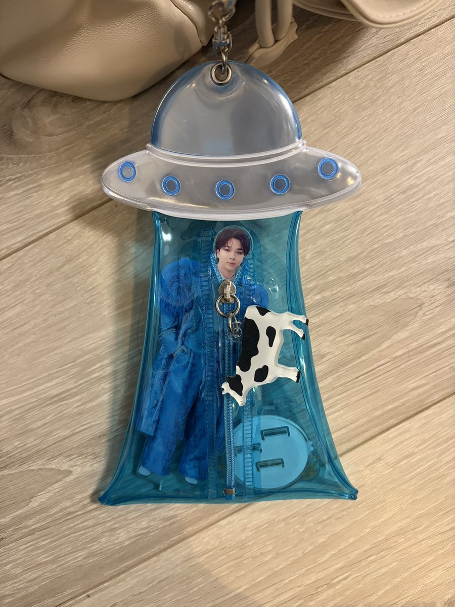 has70097090's tweet photo. 太智を入れるために買ったケース..
だいちゃん入らなくて首出てる😭😭爆笑 https://t.co/iMilTeHbuY