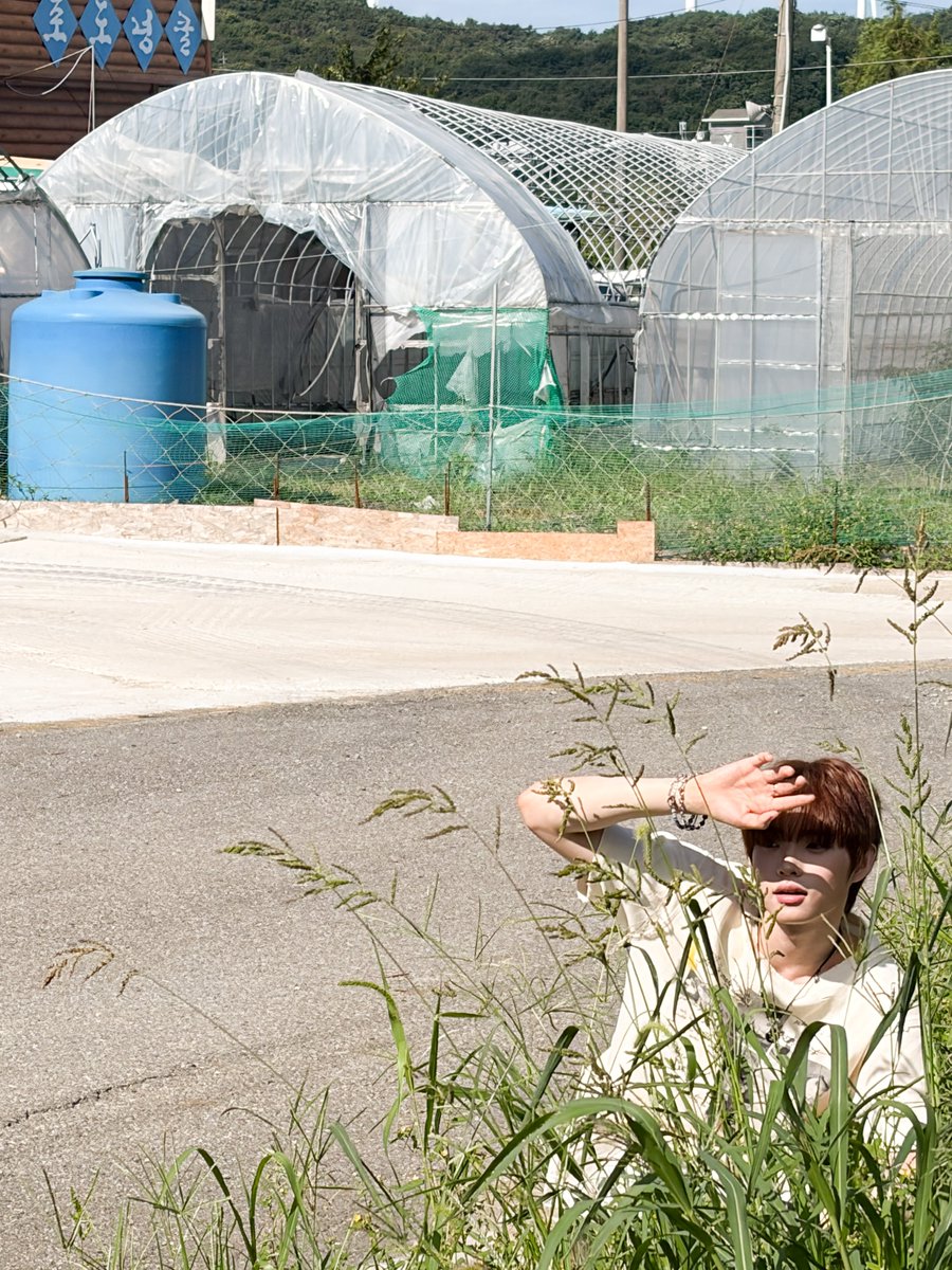 TIOT_NOW's tweet photo. [#예찬]   
태양을 피하는 방법…☀️

#TIOT #티아이오티 
#신예찬 #SHINYECHAN https://t.co/7Z43onCXtP