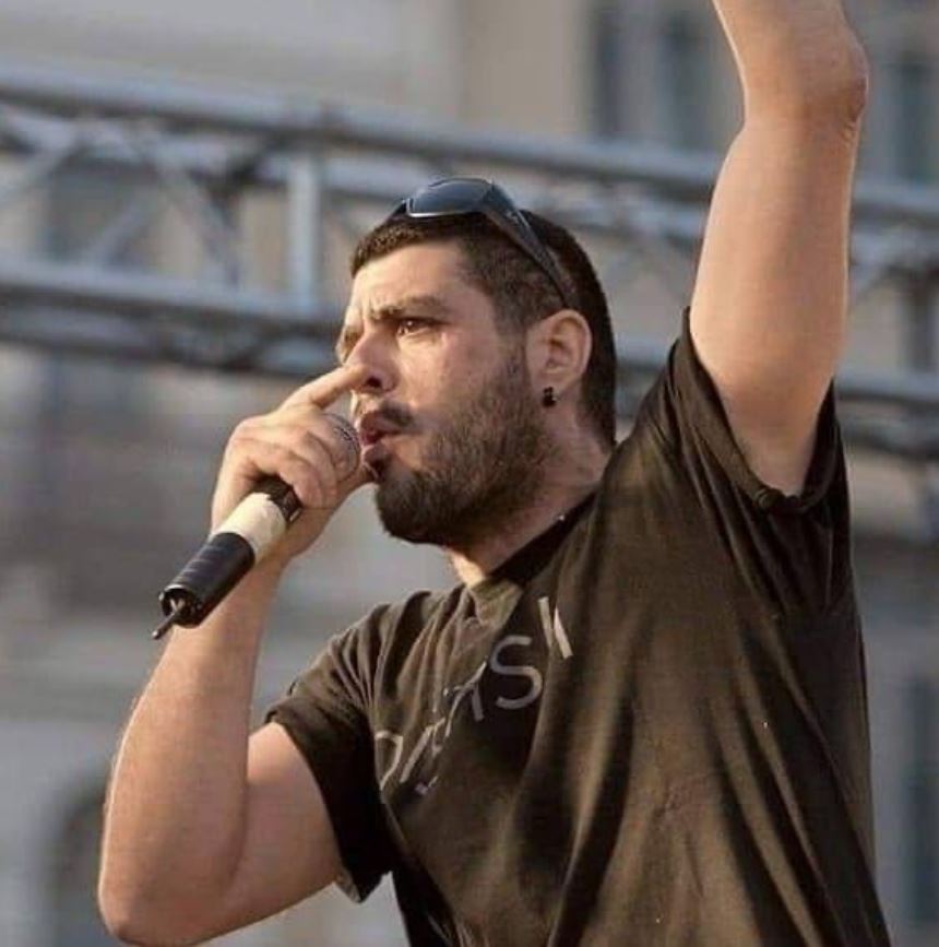 DerZavalos's tweet photo. Μια ρήμα κόκκινη πάνω σε φόντο μαύρο.
Συναίσθημα παράξενο αλλά καθόλου ξένο
Να ζω την ίδια ώρα που πεθαίνω
#killah_p https://t.co/pI1D5pNpVW
