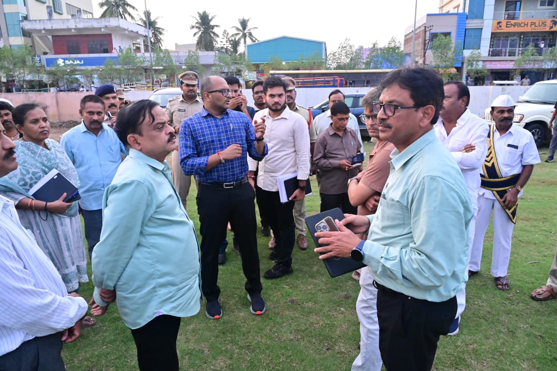 CollectorKakin1's tweet photo. ఈనెల 21, 22 వ తేదీలలో గౌ.రాష్ట్ర ఉప ముఖ్యమంత్రి శ్రీ కొణిదెల పవన్ కళ్యాణ్ కాకినాడ జిల్లా....పిఠాపురం నియోజక వర్గ పర్యటన సందర్భంగా  బహిరంగ సభ ఏర్పాటు నిమిత్తం పిఠాపురం ఆర్ ఆర్ బి హెచ్  గ్రౌండ్ ను పరిశీలించిన జిల్లా కలెక్టర్ ఎం.ఎన్.హరేంధిర ప్రసాద్... https://t.co/7HrQBzAtpW