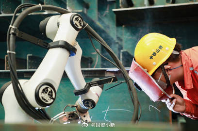 PDChina's tweet photo. Smart welding robots are empowering the construction of the Zhangjinggao Yangtze River Bridge, the world’s largest-span suspension bridge under construction.  

Located in east China’s Jiangsu Province, the bridge will connect the cities of Suzhou, Taizhou and Nantong. With a 7,859-meter river-crossing section, it features a steel box girder suspension bridge structure with a main span of 2,300 meters. It is expected to be completed in 2028.