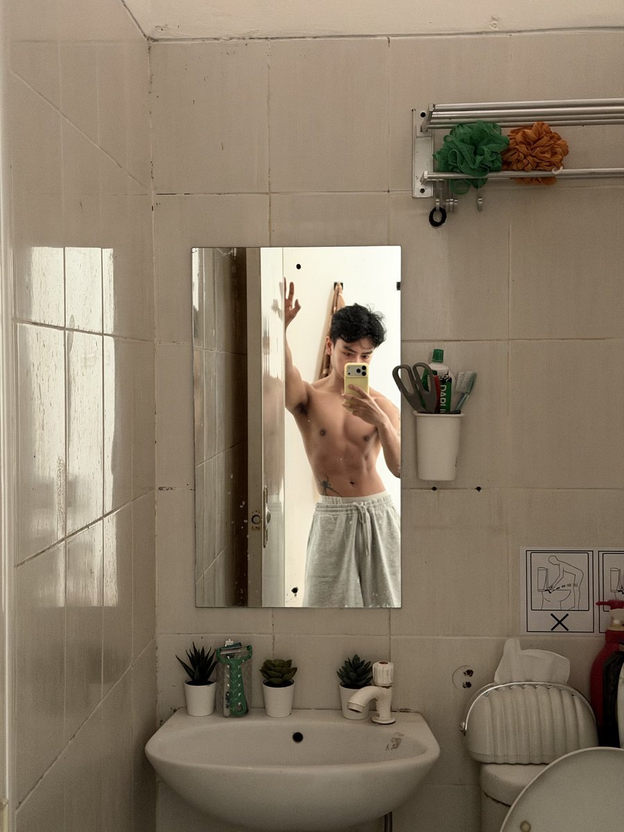 Zee8fm's tweet photo. Sebelum mandi narsis dulu:) https://t.co/R4ya40KnqG