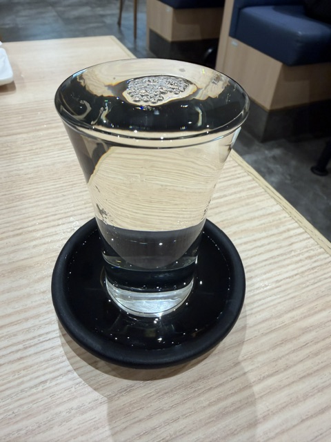 Sunsoleiyu's tweet photo. 横浜に来たので・・・・どこにいてもだけど。。。新横浜で一杯やりました(^^♪

私の好物は、冷酒と鉄火巻の組み合わせ！
これで満足です(笑) https://t.co/eLGYH1kH19