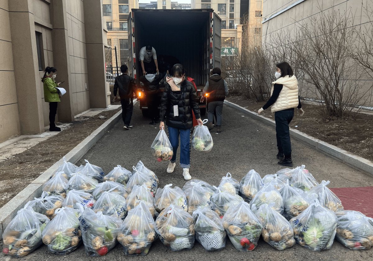 AnjaStearsglj's tweet photo. Spent the morning volunteering at the local community food bank, helping sort groceries for families in need. Small acts make big differences ， https://t.co/A9SolMxHWm