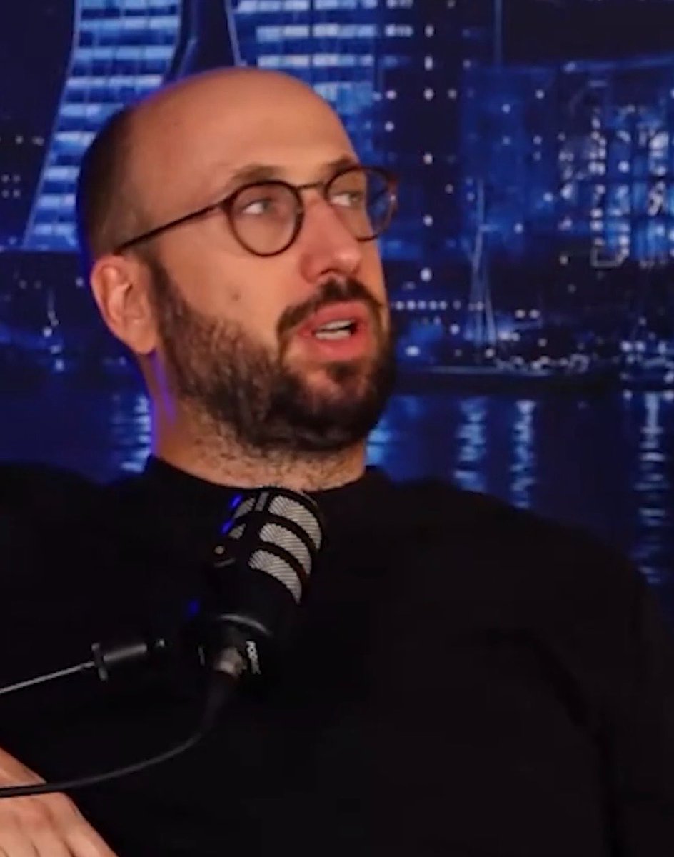 _BeFootball's tweet photo. 🚨 Mathieu Grégoire, journaliste de @lequipe, sur Benatia 🇲🇦🎙️ : « Moi je trouve bizarre qu’un directeur sportif qui était encore en poste dans un club il y a moins de trois mois… 

AILLE COMMENTER UN MATCH OU JUGER DES PERFORMANCES DE JOUEURS (sur Canal) QU’IL A LUI-MÊME RECRUTÉ dans un contexte compliqué à la fin. 🤨

C’est quelque chose que je dirai à Medhi Benatia quand je le verrai. Le faire raconter un peu tous les trucs sur l’OM, c’est bizarre, ÇA FAIT UN PEU CONFLIT D’INTÉRÊT.

Fais plutôt le match de Lyon 🤷‍♂️. Là, il te parle d’un match DONT IL EST UN PEU RESPONSABLE.

Le fait que l’OM ait été impacté par sa gestion, celle de Longoria, MAIS PAS QUE LUI, bah j’aurais mis un peu de distance avec l’OM. »

(@FCMarseille)