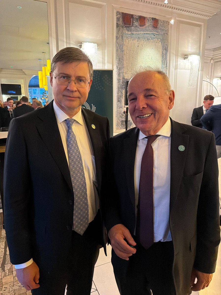mfinance_gov_si's tweet photo. Minister @ASircelj se je na uradnem sprejemu ob začetku neformalnega zasedanja Svet EU za ekonomske in finančne zadeve na 🇮🇪 srečal z irskim finančnim ministrom @SimonHarrisTD, evropskim komisarjem @VDombrovskis in predsednico EIB @NadiaCalvino. https://t.co/qr6bKmYYm4