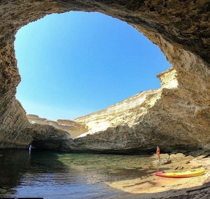 GhjuvanAndreani's tweet photo. Grotte marine du Sdragonato 
Bonifacio.
(Ou grotte du dragon)

Les éléments ont creusé le plafond rocheux, créé une ouverture naturelle.
 Lorsque le soleil passe à travers cette ouverture, la lumière illumine les eaux transparentes. https://t.co/ti21YxQYf2